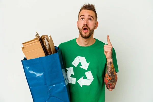 Junge Kaukasische Tätowierte Mann Recyclingkarton Isoliert Auf Weißem Hintergrund Zeigt — Stockfoto