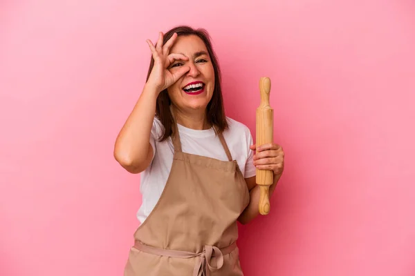 Meia Idade Pastelaria Chef Mulher Isolado Fundo Rosa Animado Mantendo — Fotografia de Stock