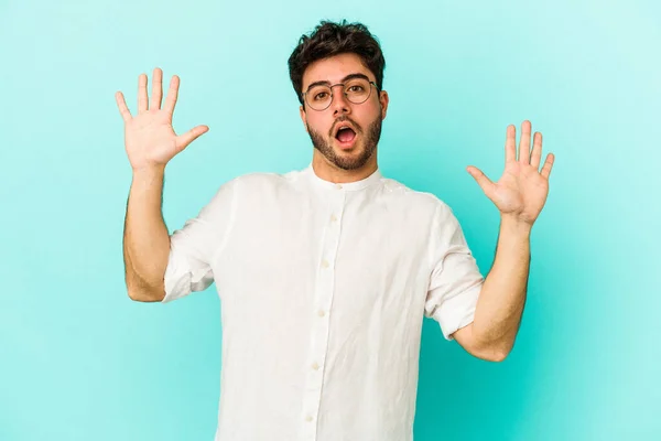 Joven Hombre Caucásico Aislado Sobre Fondo Azul Gritando Cielo Mirando —  Fotos de Stock