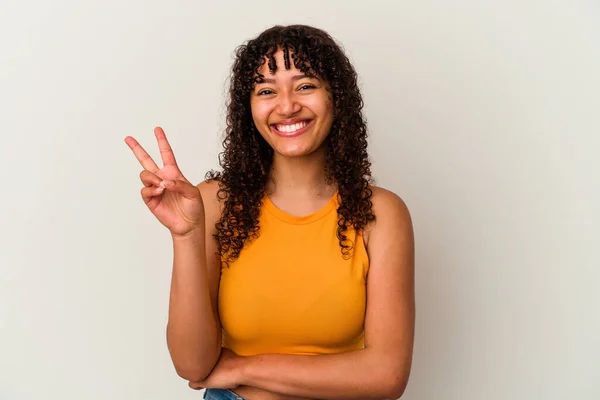 白い背景に二番目の指を示す若い混合人種の女性 — ストック写真