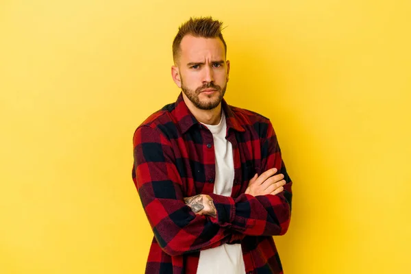 Young Tattooed Caucasian Man Isolated Yellow Background Frowning Face Displeasure — Stock Photo, Image