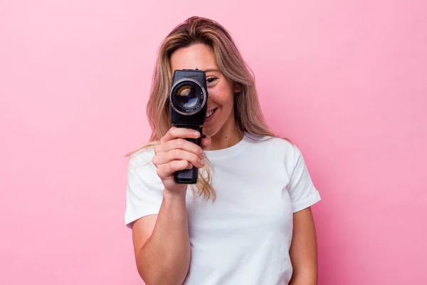 若いですオーストラリア人女性撮影とともにヴィンテージビデオカメラ隔離 — ストック写真