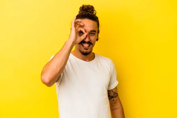 Junge Kaukasische Mann Mit Langen Haaren Isoliert Auf Gelbem Hintergrund — Stockfoto