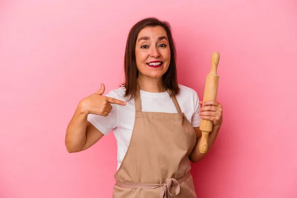 Mulher Chef Pastelaria Meia Idade Isolado Pessoa Fundo Rosa Apontando — Fotografia de Stock