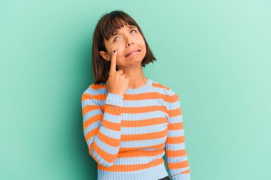 Genç melez kadın mavi üzerine izole edilmiş ağlayan, bir şeyden mutsuz, acı ve kafa karışıklığı konsepti..