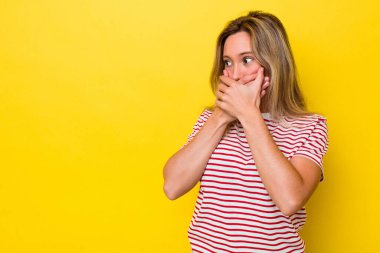 Genç Avustralyalı kadın, düşünceli bakışlarını bir fotokopi odasına, ağızlarını eliyle kapatarak izole etti..