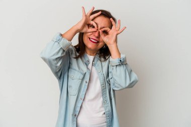 Beyaz arka planda izole edilmiş orta yaşlı beyaz bir kadın gözlerinde sorun olmadığını gösteriyor.