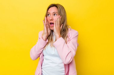 Genç Avustralyalı kadın yalnız korkmuş ve korkmuş..