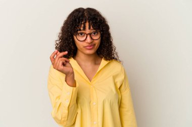 Beyaz arka planda izole edilmiş genç melez kadın parası olmadığını gösteriyor..