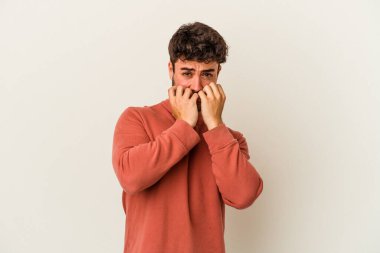 Beyaz arka planda izole edilmiş, tırnak yiyen, gergin ve endişeli genç bir beyaz adam..