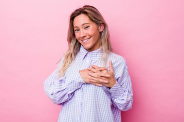 Genç Avustralyalı izole bir kadın dost canlısı bir ifadeye sahip, avuçlarını göğsüne bastırıyor. Aşk konsepti.