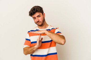Beyaz arka planda izole edilmiş genç beyaz bir adam bir mola hareketi gösteriyor..
