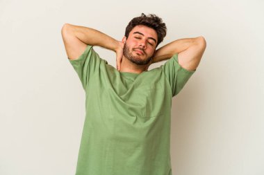 Beyaz arka planda izole edilmiş genç beyaz bir adam sabit yaşam tarzından dolayı boyun ağrısı çekiyor..