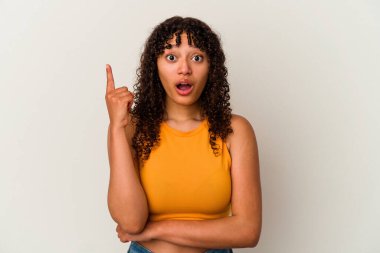 Beyaz arka planda soyutlanmış genç melez bir kadının harika bir fikri var, yaratıcılık kavramı..