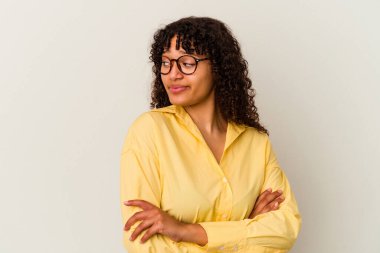 Beyaz arka planda izole edilmiş genç melez kadın hedeflerine ve amaçlarına ulaşma hayali kuruyor.