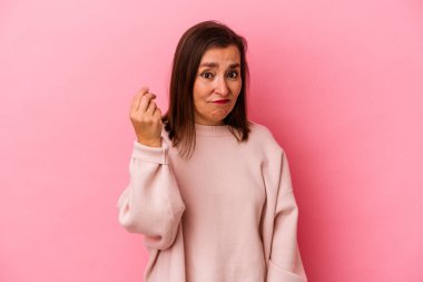 Pembe arka planda soyutlanmış orta yaşlı beyaz kadın parası olmadığını gösteriyor..