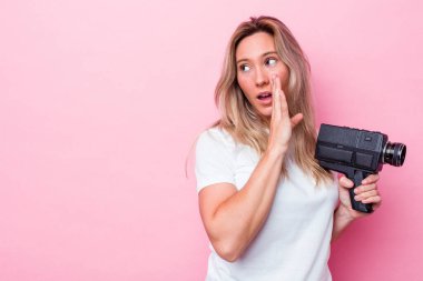 Avustralyalı genç bir kadın, izole edilmiş eski bir video kamerayla çekim yapıyor ve gizli bir fren haberinin olduğunu söylüyor.