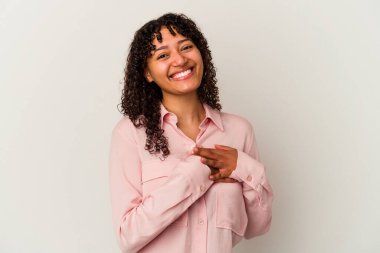 Beyaz arka planda izole edilmiş genç melez bir kadın, dost canlısı bir ifadeye sahip, avuçlarını göğsüne bastırıyor. Aşk konsepti.