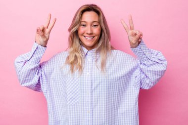 Genç Avustralyalı kadın izole edilmiş zafer işareti gösteriyor ve gülümsüyor..