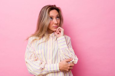 Genç Avustralyalı kadın düşünmeyi ve bakmayı, düşünmeyi, düşünmeyi, hayal etmeyi,.