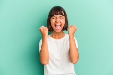 Genç melez kadın mavi neşeyle izole edilmiş kaygısız ve heyecanlı. Zafer konsepti.