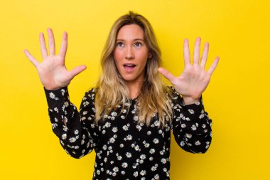 Genç Avustralyalı kadın gökyüzüne haykırıyor, yukarı bakıyor, hayal kırıklığına uğramış..