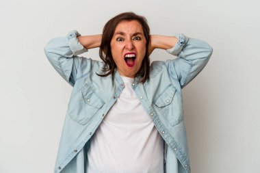 Beyaz arka planda izole edilmiş orta yaşlı beyaz kadın öfkeyle bağırıyor..