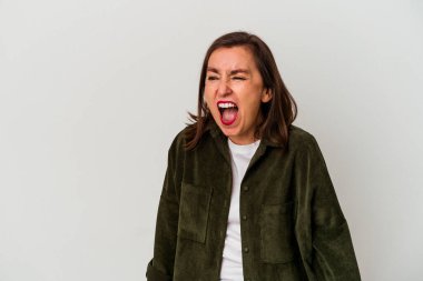 Beyaz arka planda izole edilmiş orta yaşlı beyaz kadın çok kızgın, öfke dolu, hayal kırıklığına uğramış.