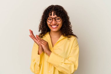 Genç melez kadın, beyaz arka planda izole edilmiş enerjik ve rahat hissediyor, ellerini ovuşturuyor, kendinden emin..