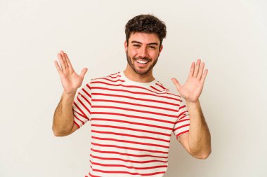 Beyaz arka planda izole edilmiş beyaz bir adam neşeli bir şekilde gülüyor. Mutluluk kavramı.