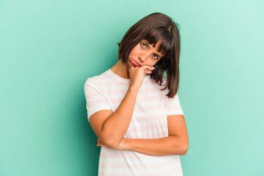 Genç melez kadın tekrar eden bir görevden bıkıp mavi renkte izole edilmiş..