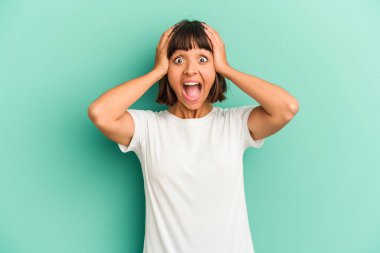 Genç, melez bir kadın mavi bir çığlıkla izole edilmiş, çok heyecanlı, tutkulu, bir şeyden memnun..