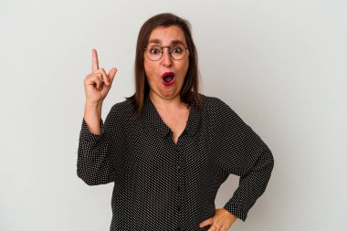 Beyaz arka planda soyutlanmış orta yaşlı beyaz bir kadının bir fikri, ilham konsepti var..