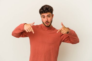 Beyaz arka planda izole edilmiş genç beyaz bir adam parmakları aşağıda, olumlu bir his var..