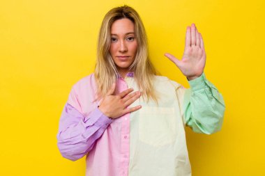 Genç Avustralyalı kadın tek başına yemin ediyor, elini göğsüne koyuyor..