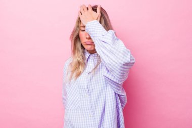 Avustralyalı genç bir kadın bir şey unutmuş. Alnına avuç içiyle vurup gözlerini kapatmış..