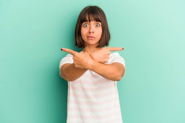 Mavi noktalarda soyutlanmış genç melez kadın iki seçenekten birini seçmeye çalışıyor..