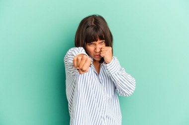 Mavi üzerine izole edilmiş genç bir ırk kadını bir tartışma yüzünden yumruk atıyor, sinirleniyor, kavga ediyor, boks yapıyor..