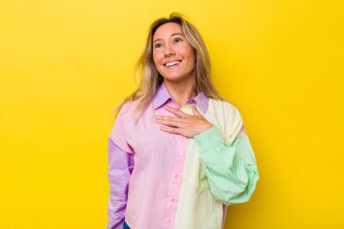 Genç Avustralyalı bir kadın yalnızken kahkahalar atıyordu..