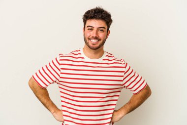 Beyaz arka planda izole edilmiş beyaz bir adam. Kendine güveniyor. Kalçaları tutuyor..