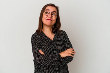 Beyaz arka planda izole edilmiş orta yaşlı beyaz kadın hedeflerine ve amaçlarına ulaşma hayali kuruyor.