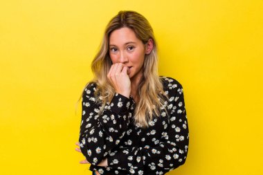 Avustralyalı genç bir kadın tırnak yiyor, gergin ve endişeli..