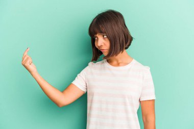 Genç melez kadın, mavi üzerine izole edilmiş seni işaret ederek sanki seni davet ediyormuş gibi yaklaş..