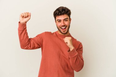 Beyaz arka planda izole edilmiş genç beyaz adam dans ediyor ve eğleniyor..