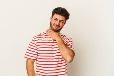 Beyaz arka planda izole edilmiş genç beyaz bir adam virüs veya enfeksiyon yüzünden boğazında ağrı hissediyor..