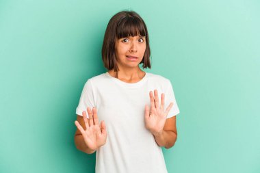 Genç melez kadın maviden izole edilmiş, tiksinti gösteren birini reddediyor..