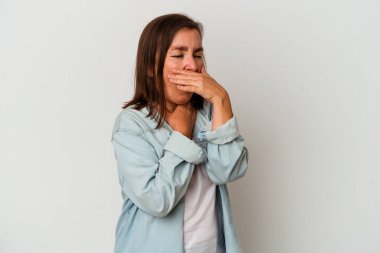 Beyaz arka planda izole edilmiş orta yaşlı beyaz kadın virüs veya enfeksiyon yüzünden boğazında ağrı hissediyor..