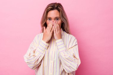 Genç Avustralyalı kadın şok olmuş, ağzı ellerle kaplanmış, yeni bir şey keşfetmek için sabırsızlanıyor..