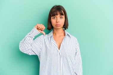 Mavi üzerine izole edilmiş genç melez bir kadın hoşlanmadığı bir jest yapıyor, kabul etmiyor. Anlaşmazlık konsepti.