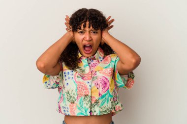 Genç melez kadın, beyaz arka planda izole edilmiş öfkeyle bağırıyor..